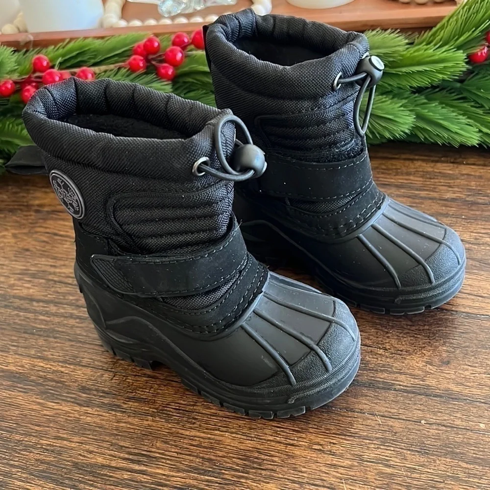 like new Totes Toddler Boy Taelor Black Waterproof Winter Boots | size 5
